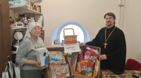 Социальный отдел епархии передал в сельский детский сад четыре коробки игрушек