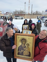 «Вы являетесь будильниками, которые заставляют людей очнуться»: хабаровчане помолились за жертв ДТП в автомобильном Крестном ходе