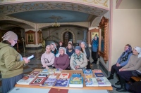 Прихожане Елизаветинского храма обсудили тему семейного чтения в приходской библиотеке
