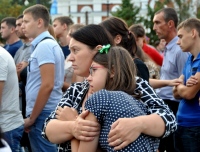 Более двухсот горожан почтили память жертв террористов у стен хабаровского Успенского собора