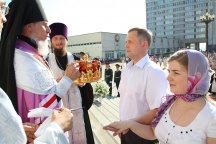 Праздник семьи, любви и верности в Хабаровске.  Венчание супружеских пар архиепископом Хабаровским и Приамурским Игнатием. 17 июля 2011г.