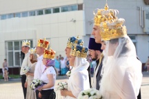 Праздник семьи, любви и верности в Хабаровске.  Венчание супружеских пар архиепископом Хабаровским и Приамурским Игнатием. 17 июля 2011г.