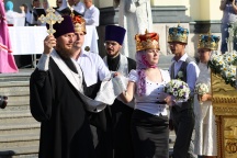 Праздник семьи, любви и верности в Хабаровске.  Венчание супружеских пар архиепископом Хабаровским и Приамурским Игнатием. 17 июля 2011г.