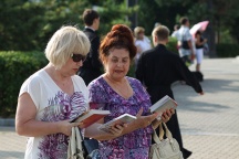 "Состоится ли второе Крещение Руси?" Акция по раздаче Евангелий у стен Успенского собора г. Хабаровска. 28 июля 2011г.